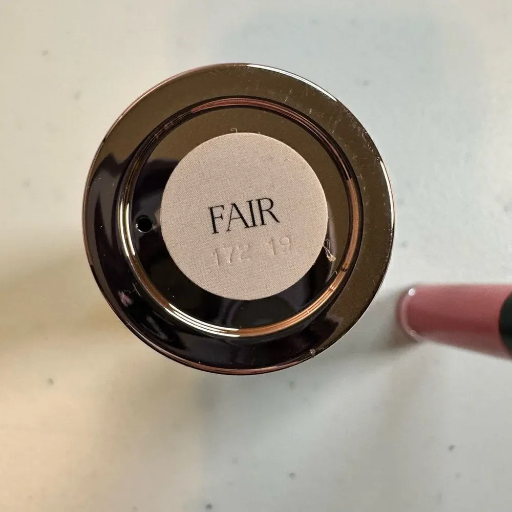 NWT DOLL 10 - HydraLuxe Smoothing Foundation- Fair & High Lip Shine - Celeb